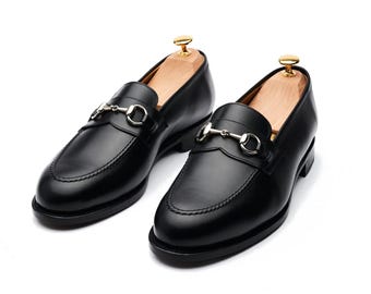 Handgemaakte zwarte leren loafers met paardenbitmotief: nette instapschoenen voor heren