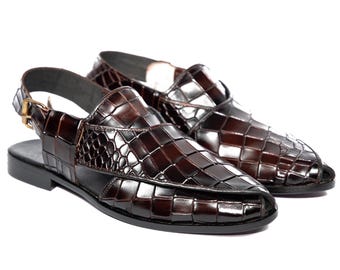 Handgemaakte bordeauxrode tweekleurige krokodillenleer met reliëf Peshawari Chappal: authentieke herensandalen
