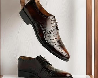 Puede incluir: Un par de zapatos de vestir de cuero marrón con un patrón texturizado a cuadros y perforaciones decorativas. Los zapatos tienen un diseño clásico con cordones y un acabado pulido, adecuados para ocasiones formales.