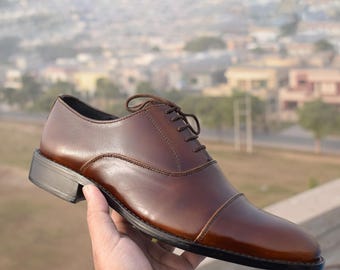 Handgemaakte bruinleren oxfordschoenen: geklede herenschoenen en formele schoenen