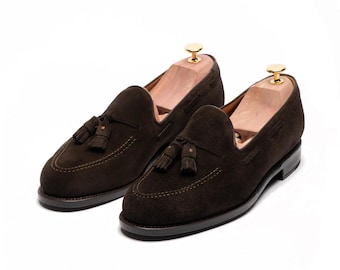 Mocassins à pampilles en daim marron foncé faits main : mocassins sur mesure pour hommes