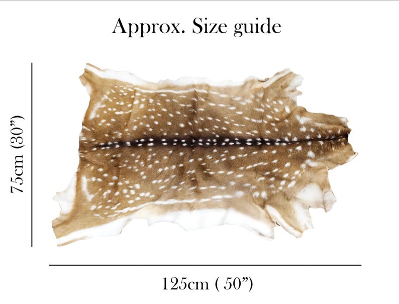 Pode incluir: Um tapete de pele de veado com um padr&atilde;o de manchas castanhas e brancas. O tapete mede aproximadamente 75 cm por 125 cm. O texto "Approx. Size guide" est&aacute; no topo da imagem.