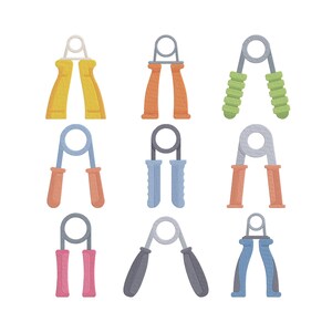 Può includere: Una collezione di attrezzi per il rafforzamento della presa, colorati e con diversi design. Le impugnature sono gialle, arancioni, verdi, blu, grigie e rosa. Ogni impugnatura ha un anello di metallo e un meccanismo a molla.