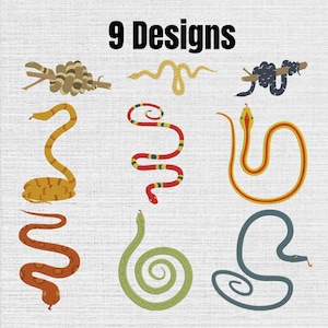 Può includere: Una collezione di 9 Designs con varie illustrazioni di serpenti. Il set include serpenti nelle tonalità marrone, giallo, nero, rosso, arancione, verde e blu, raffigurati in posizioni avvolte, sinuose e dritte, alcuni appoggiati su rami.