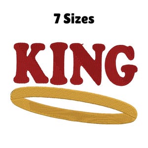 Könnte beinhalten: Gesticktes Design mit dem Wort "KING" in Rot über einem goldenen Heiligenschein. Der Text "7 Größen" steht über dem Wort "KING". Das Design ist wahrscheinlich für Stick- oder Applikationsprojekte.