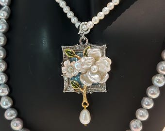 Handmålat halsband med barockpärlblomma - Handgjorda smycken