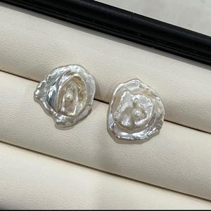 Orecchini a bottone con perle barocche floreali con perla vera / Orecchini a bottone con perle ispirati ai fiori fatti a mano / Orecchini a bottone in argento sterling