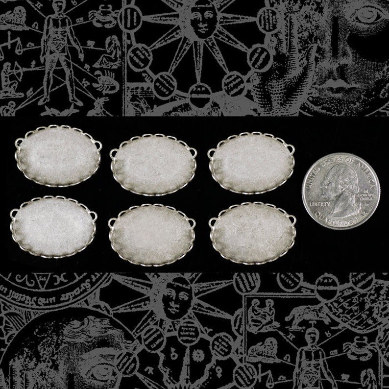 Puede incluir: Seis bandejas de metal ovaladas plateadas con un borde decorativo. Las bandejas est&aacute;n dispuestas en dos filas de tres. Se incluye una moneda de veinticinco centavos de d&oacute;lar estadounidense para la escala.