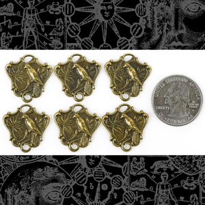 Könnte beinhalten: Sechs antike goldfarbene Metall-Anhänger mit einem Vogel, der auf einem Ast sitzt. Jeder Anhänger hat ein dekoratives, verziertes Design und zwei Löcher zum Anbringen an Schmuck oder anderen Bastelarbeiten. Die Anhänger sind etwa so groß wie eine deutsche 2-Euro-Münze.