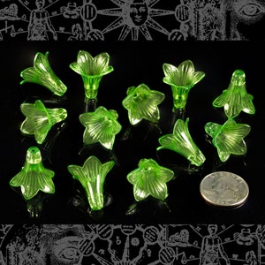 Könnte beinhalten: Eine Sammlung von 12 grünen, plastikblumenförmigen Perlen. Die Perlen sind durchscheinend und haben ein zartes, florales Design.