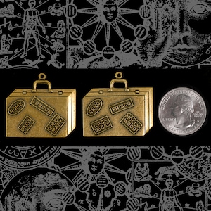 アンティーク真鍮製ロードトリップスーツケースペンダント（ステッカー付き） - 2個セット - AB-P93