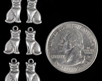 Lot de six mini breloques chat assis en laiton plaqué argent Trois ensembles de deux se faisant face * S-C121