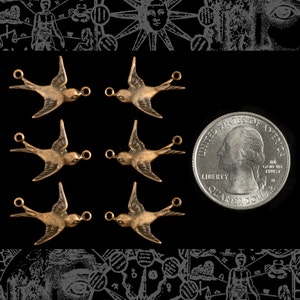 Puede incluir: Seis abalorios de metal dorado en forma de pájaro con un bucle para sujetarlos a un collar o pulsera. Los abalorios son aproximadamente del tamaño de una moneda de 25 centavos.