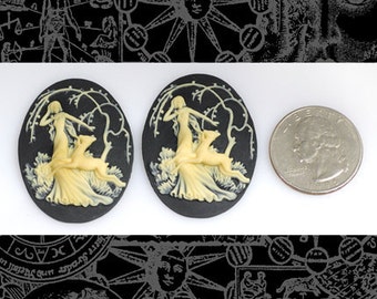 Twee art-deco styre cameo's met godin en ree van 30 x 40 mm hars*CAM6