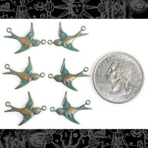Puede incluir: Seis encantos de golondrina de cobre antiguo y azul turquesa con anillos de salto. Los encantos son aproximadamente del tamaño de una moneda de 25 centavos de dólar estadounidense.