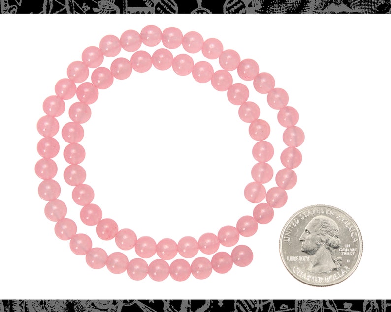Peut inclure: Un collier de perles de quartz rose, d'environ 46 cm de long, avec un quart de dollar am&eacute;ricain pour l'&eacute;chelle.