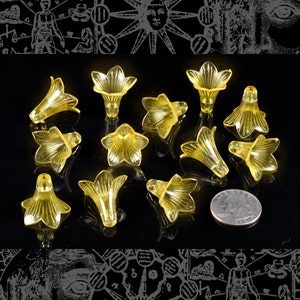 Könnte beinhalten: Eine Sammlung von 12 gelben, plastikblumenförmigen Perlen. Die Perlen sind durchscheinend und haben ein zartes, filigranes Design.