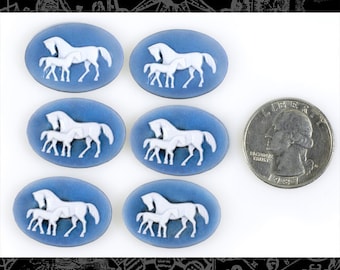 Könnte beinhalten: Sechs ovale blaue Kameen-Anhänger mit weißen erhabenen Bildern von einem Pferd und einem Fohlen. Die Anhänger sind etwa so groß wie eine deutsche 2-Euro-Münze.