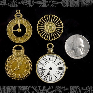 Op de afbeelding: Vijf antieke goudkleurige metalen uurwerkcharms. De charms zijn rond en hebben Romeinse cijfers als uurmarkeringen. Eén charm heeft een witte wijzerplaat met zwarte wijzers en Romeinse cijfers. De andere vier charms hebben een gouden wijzerplaat met zwarte wijzers en Arabische cijfers.