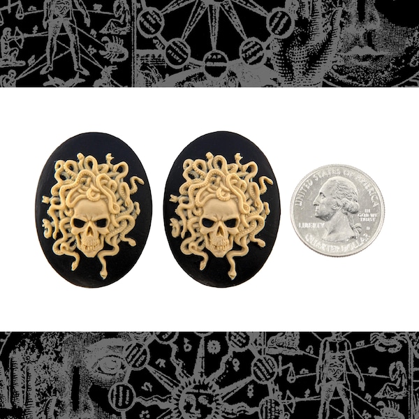 Dos camafeos de Medusa en color negro y crema de 30 x 40 mm * CAM330