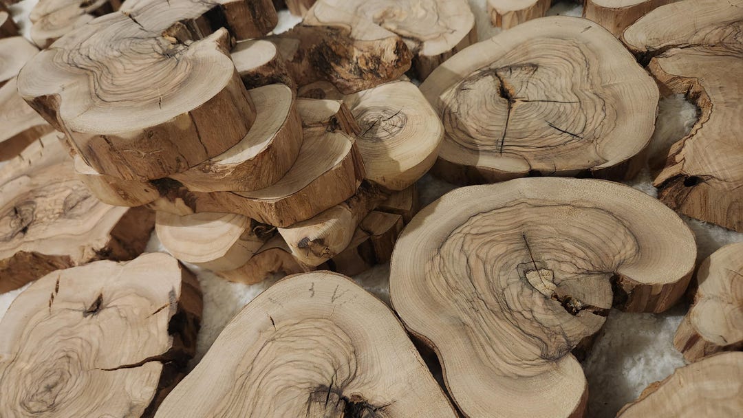 Photo inspiration: Scandinavian Live Edge Wood Decor Reference: Olive Wood Slice Live Edge Rustic Decor Resin Art DIY