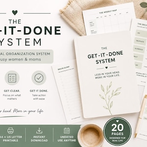 Könnte beinhalten: Ein Get-It-Done System Organisationsplaner-Set mit einem zentralen Notizbuch, einer Blattillustration und dem Text Less in your head. More in your life. Enthält einen Wochenplaner, einen Entscheidungsfilter und Aufgabenlisten.