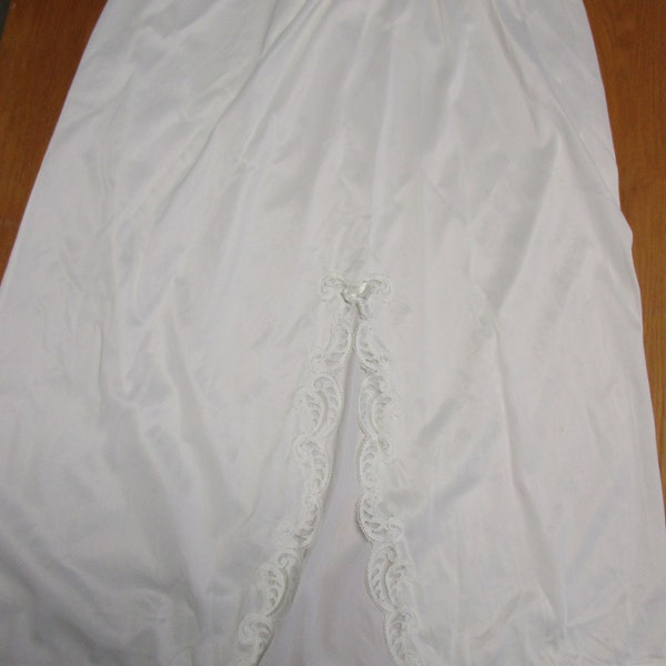 Sears The Doesn't Slip" Ivory Nylon half slip, Size Large, W30-32