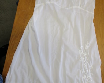 Vintage Nan Flower Original Embroidered Full Slip White nylon, Size 40, 1950s