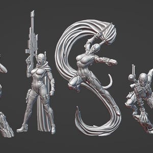 Peut inclure: Quatre figurines d'action futuristes gris argenté. L'une tient un fusil, une autre est dans une pose dynamique avec un élément fluide, et deux autres sont dans diverses postures. Les figurines sont détaillées avec des casques et une armure.