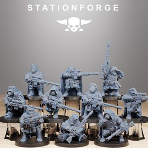 Peut inclure: Un ensemble de neuf figurines de soldats miniatures grises de StationForge, portant chacune une cape à capuche, un masque à gaz et un uniforme militaire. Les personnages adoptent diverses postures, tenant des fusils ou des snipers sur des socles.