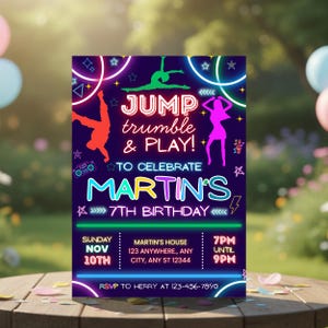 Puede incluir: Una vibrante invitación para el 7º cumpleaños de Martín, con gráficos de neón de gimnastas y el texto "JUMP trumble & PLAY!". El diseño incluye la fecha, la hora y el lugar, con una llamada a RSVP.
