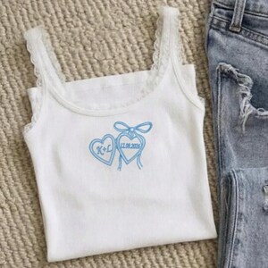 Puede incluir: Un juego de tres tazas de cerámica con un acabado mate moteado. Las tazas son de color crema, gris claro y gris oscuro. Cada taza tiene un diseño simple y minimalista.