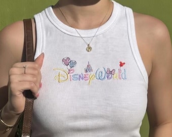 ディズニーワールド刺繍入りリブタンクトップ、かわいいお城ディズニークロップタンクトップ、テーマパーク衣装トップス、バケーションディズニーY2Kタンクトップ、バケーション衣装