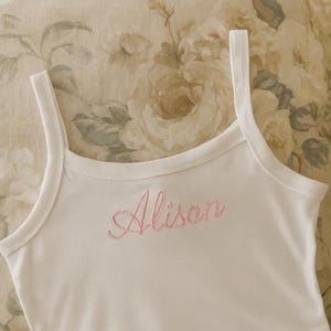 T-shirt bébé brodé personnalisé, Débardeur court côtelé personnalisé, Chemise à fines bretelles de l&#39;année 2000, Cadeau de mariée, Haut pour femme personnalisé