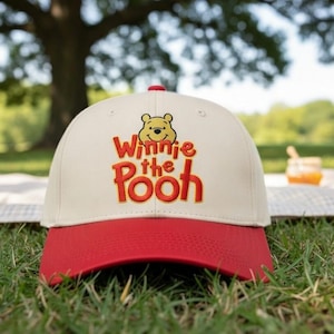 Gorra de Winnie the Pooh, personaje simpático bordado con texto de logotipo llamativo, regalo para fanáticos de Disney, estilo retro nostálgico para coleccionistas y amantes de los parques.