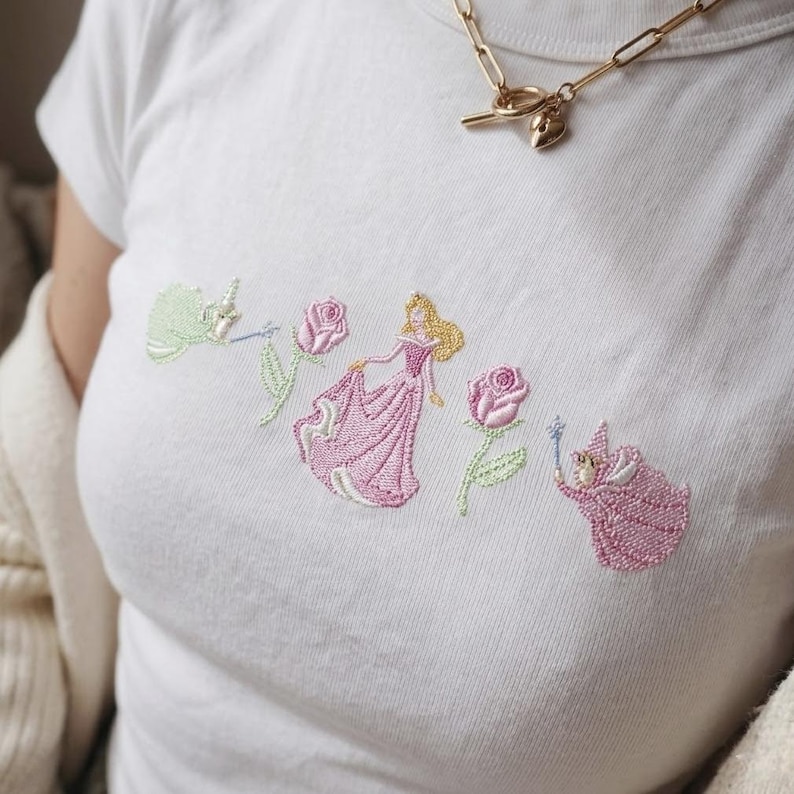 Prinsessan Aurora och älvor broderad babytröja, Törnrosa-tröja, Disney-inspirerad kort topp, Y2K-estetisk tröja, söt sagotopp bild 2