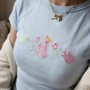 Prinsessan Aurora och älvor broderad babytröja, Törnrosa-tröja, Disney-inspirerad kort topp, Y2K-estetisk tröja, söt sagotopp bild 4