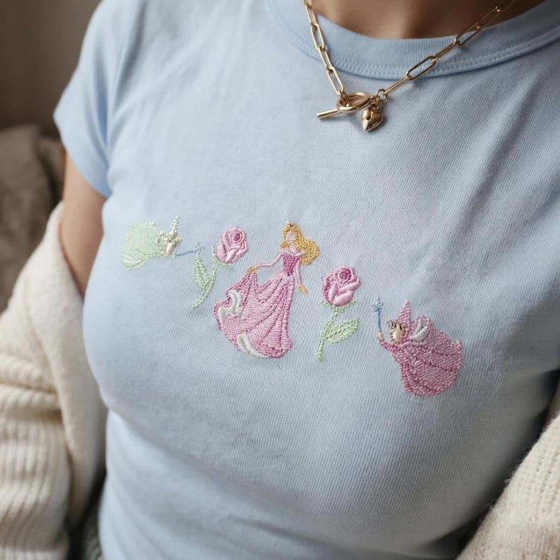 Prinsessan Aurora och älvor broderad babytröja, Törnrosa-tröja, Disney-inspirerad kort topp, Y2K-estetisk tröja, söt sagotopp bild 4