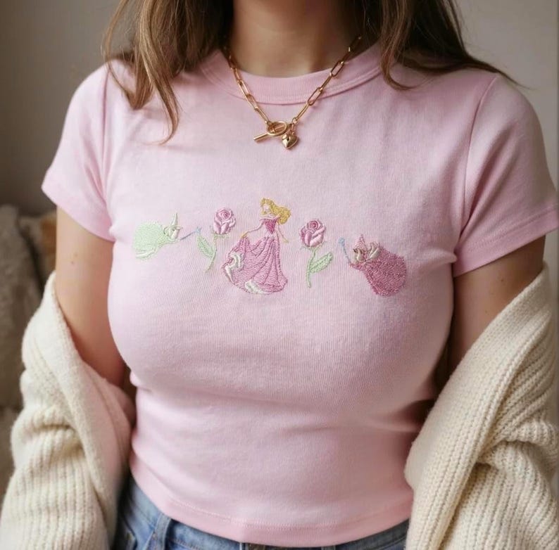 Prinsessan Aurora och älvor broderad babytröja, Törnrosa-tröja, Disney-inspirerad kort topp, Y2K-estetisk tröja, söt sagotopp bild 1