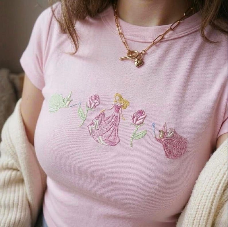 Prinsessan Aurora och älvor broderad babytröja, Törnrosa-tröja, Disney-inspirerad kort topp, Y2K-estetisk tröja, söt sagotopp bild 3