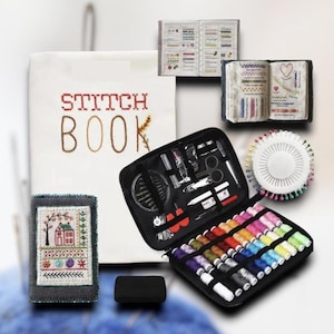 Può includere: Una collezione di forniture per cucito e ricamo, tra cui un kit da cucito nero, rocchetti di filo colorato, un cuscinetto per spilli e un "Stitch Book" con testo ricamato. È visibile anche un piccolo ricamo incorniciato.