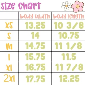 以下が含まれることがあります： 紫色の「size chart」という文字が入ったサイズ表。XSから2XLまでのサイズについて、体の幅と長さの測定値をインチで示しています。表はデイジーと花で飾られています。