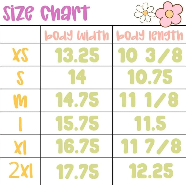 以下が含まれることがあります： 紫色の「size chart」という文字が入ったサイズ表。XSから2XLまでのサイズについて、体の幅と長さの測定値をインチで示しています。表はデイジーと花で飾られています。