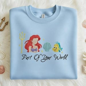 Sudadera bordada de la princesa Ariel, camiseta "Parte de tu mundo", cuello redondo de sirena Disney, regalo de princesa del océano, ajuste perfecto para viajes a Disney imagen 2