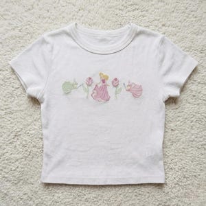 Prinsessan Aurora och älvor broderad babytröja, Törnrosa-tröja, Disney-inspirerad kort topp, Y2K-estetisk tröja, söt sagotopp bild 5