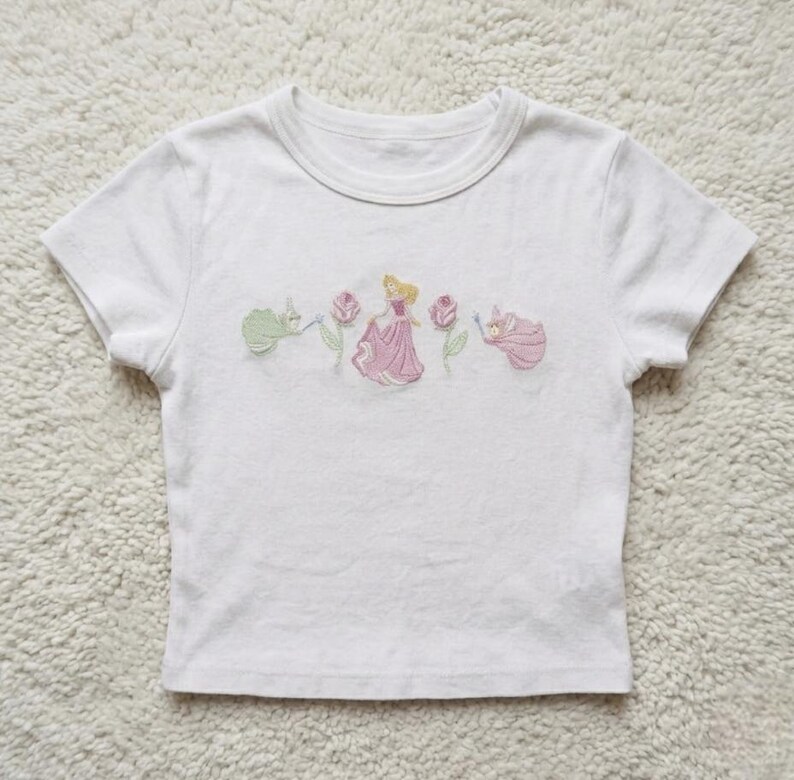 Prinsessan Aurora och älvor broderad babytröja, Törnrosa-tröja, Disney-inspirerad kort topp, Y2K-estetisk tröja, söt sagotopp bild 5