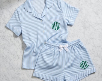 Personligt Seersucker-pyjamaset, Pyjamasshorts med broderad text och datum, Brudtärnepresent, Möhippa, Bröllopsgåva
