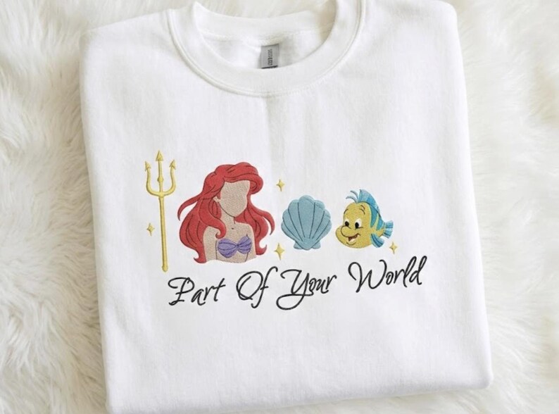 Sudadera bordada de la princesa Ariel, camiseta "Parte de tu mundo", cuello redondo de sirena Disney, regalo de princesa del océano, ajuste perfecto para viajes a Disney imagen 3