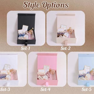 Peut inclure: Cinq coffrets cadeaux de diff&eacute;rentes couleurs : noir, beige, blanc, rose et bleu. Chaque bo&icirc;te contient des articles similaires, dont une bouteille en verre, un petit ours en peluche et des &eacute;l&eacute;ments d&eacute;coratifs. Le texte "Style Options" est en haut.