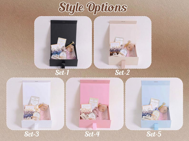 Peut inclure: Cinq coffrets cadeaux de diff&eacute;rentes couleurs : noir, beige, blanc, rose et bleu. Chaque bo&icirc;te contient des articles similaires, dont une bouteille en verre, un petit ours en peluche et des &eacute;l&eacute;ments d&eacute;coratifs. Le texte "Style Options" est en haut.